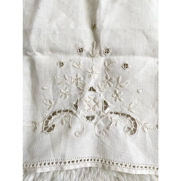 Vintage embroidered linen table runner - Picture 6 of 8